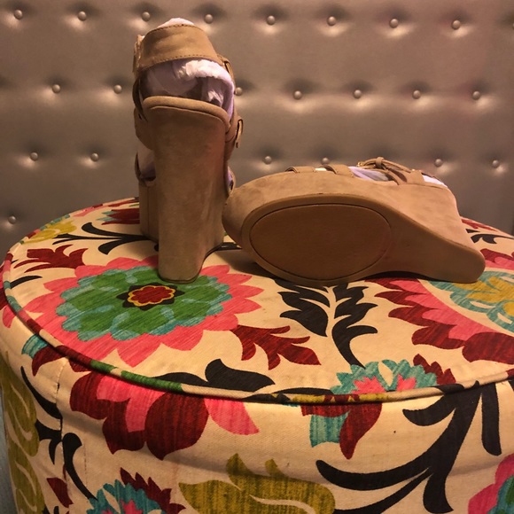 Size 7.5 GUESS suede wedges - Picture 2 of 5